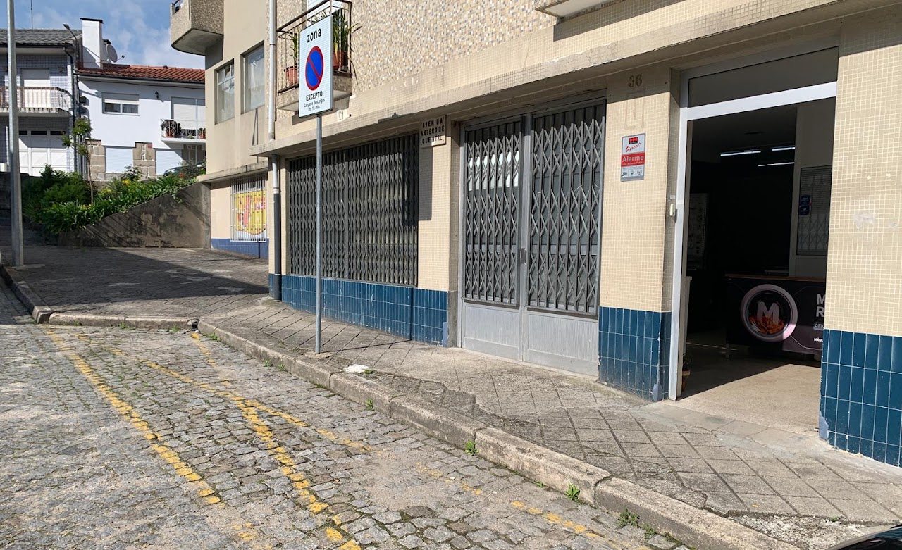 Entrada da Marinho Reparações na Avenida Antero de Quental, Loja 36.