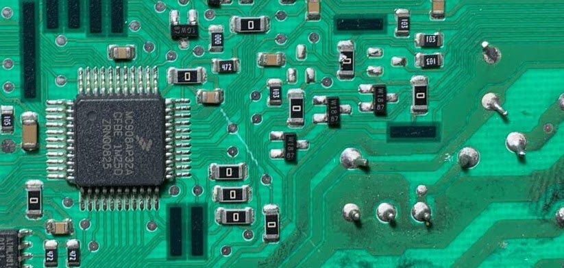 Placa electrónica em diagnóstico na oficina.